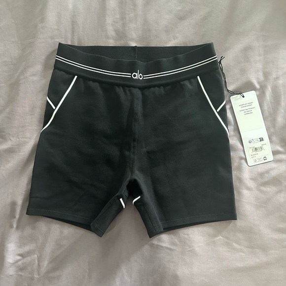 Alo 4” Airbrush High Waist Heart Throb Short - Picture 4 of 5